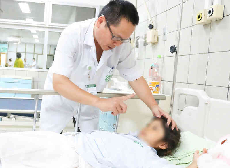 Điều kỳ diệu với bé gái được CSGT mở đường cấp cứu ở cao tốc Hà Nội - Hải Phòng