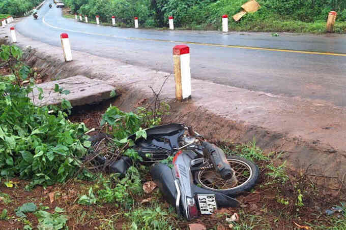 Hai thiếu nữ tử vong bên đường