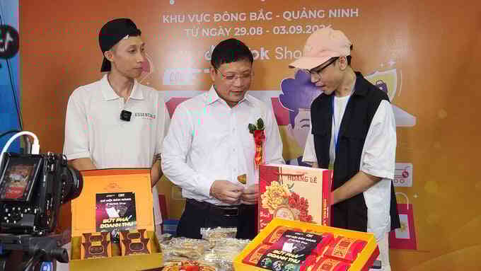 `Lãnh đạo livestream bán hàng là hình thức tiếp thị chính quyền văn minh`