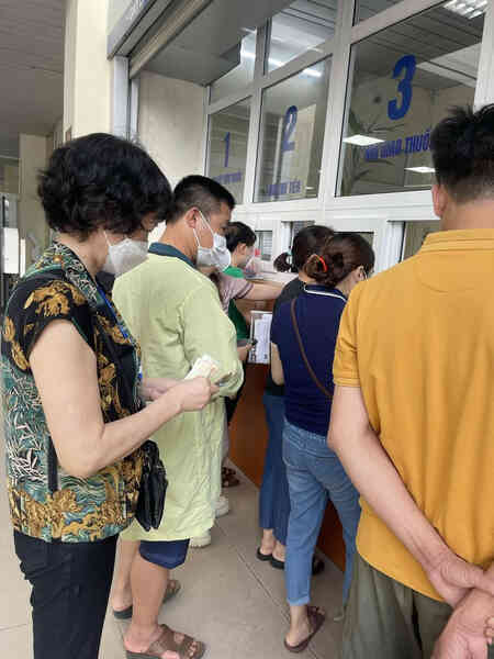 Lý do bệnh nhân thoát cảnh đi từ nửa đêm, xếp hàng chờ phát thuốc