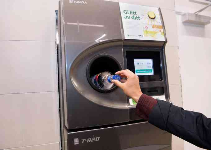 Na Uy muốn hỗ trợ Việt Nam thử nghiệm hệ thống cọc tiền chai nhựa