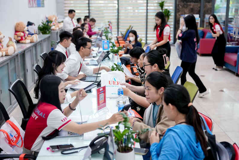 Ngay sau kỳ thi tốt nghiệp THPT, nhiều thí sinh, phụ huynh chọn xét học bạ ở UEF