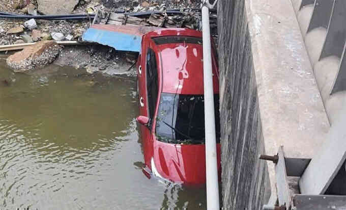 Ôtô lao xuống sông, bốn người thoát nạn