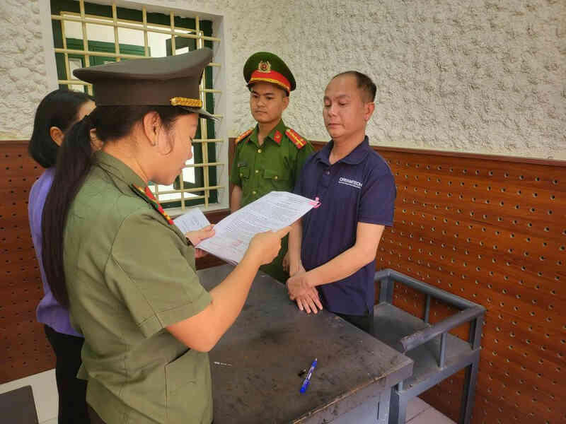 Trưởng văn phòng đại diện của một tạp chí bị bắt tạm giam