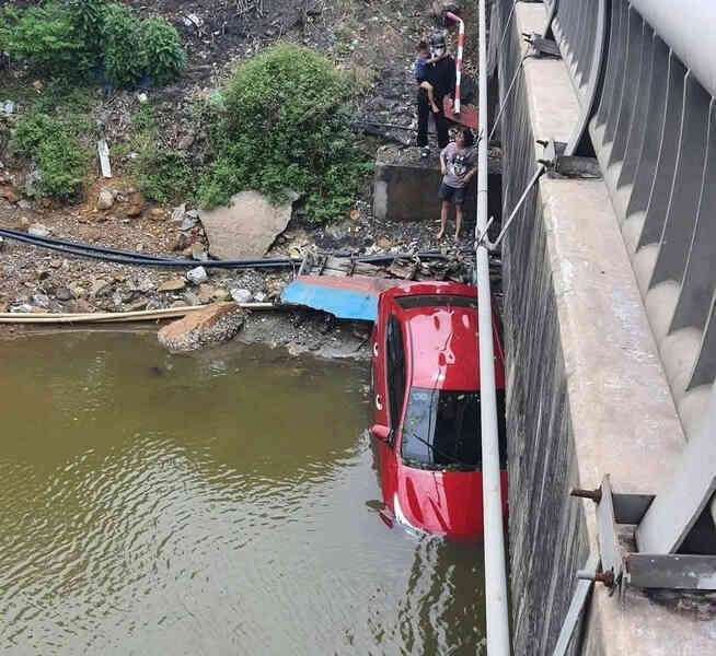 Xe ô tô bất ngờ lao xuống sông khi qua cầu, 4 người may mắn thoát nạn