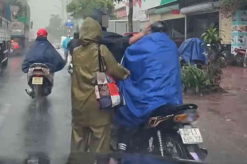 Xôn xao clip nam tài xế xe ôm bị hành hung dưới mưa ở Hà Nội