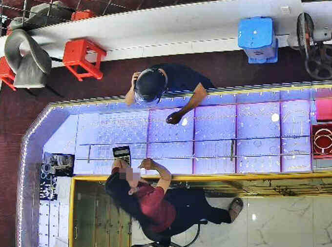 Tên cướp kéo lê nữ nhân viên tiệm vàng