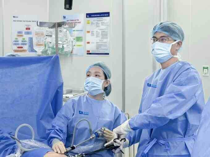 Bé gái bị xoắn nang tai vòi tử cung