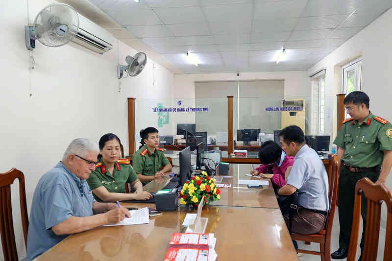 Công an Khánh Hòa làm định danh mức 2 cho người nước ngoài, thủ tục chỉ 10 phút