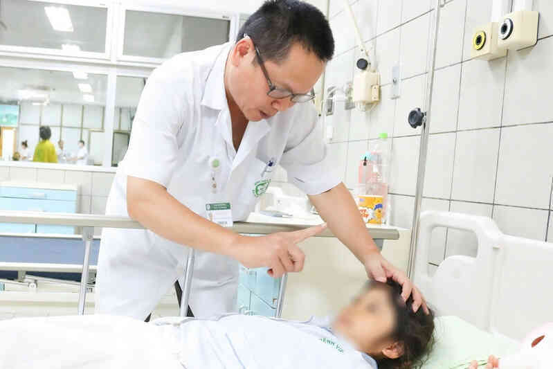 Người đàn ông ngoại quốc bất tỉnh giữa phố vì bóng cười