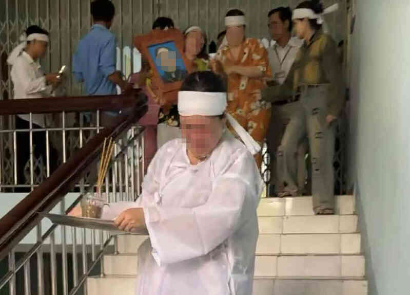 Người nhà đưa di ảnh bệnh nhân đến trung tâm y tế, `tố` bác sĩ tắc trách