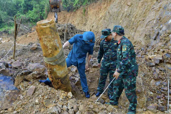 Phát hiện bom 500 kg dưới vườn nhà dân