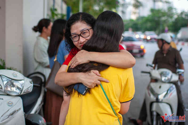 Phụ huynh Hà Nội `lòng như lửa đốt` chờ điểm thi lớp 10 của con