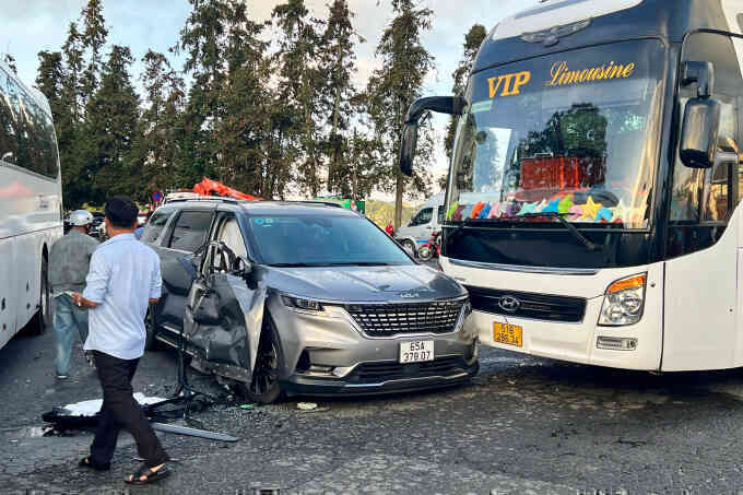 Tai nạn liên hoàn giữa nhiều ôtô ở Đà Lạt
