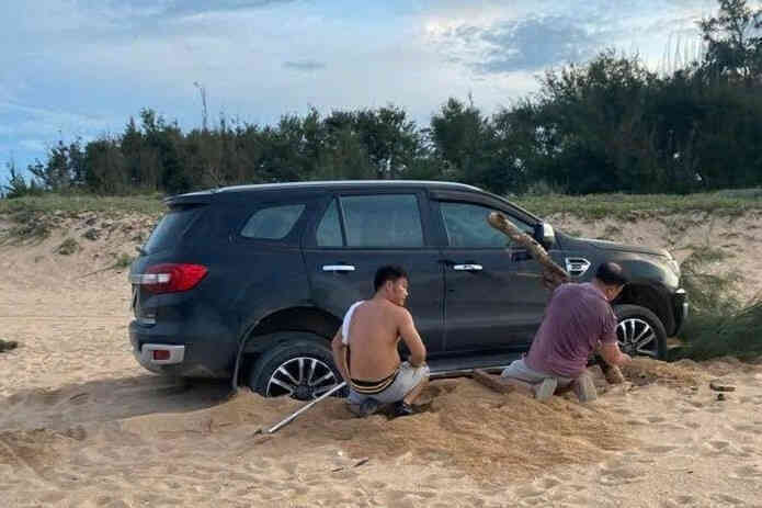 Triệu tập nam tài xế lái ô tô con vào đường cấm trên bãi biển