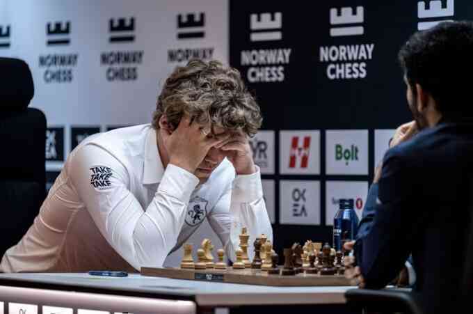 Vua cờ Gukesh lần đầu thắng Carlsen ở cờ nhanh