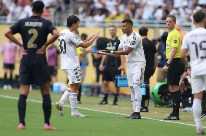 Alonso tính xếp Mbappe đá cặp với tiền đạo 21 tuổi