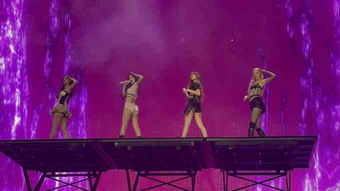 Blackpink `bùng nổ` ở concert tái xuất