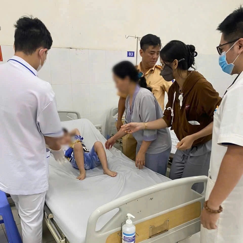 CSGT Cần Thơ đưa bé trai nguy cơ vỡ bàng quang đi cấp cứu kịp thời