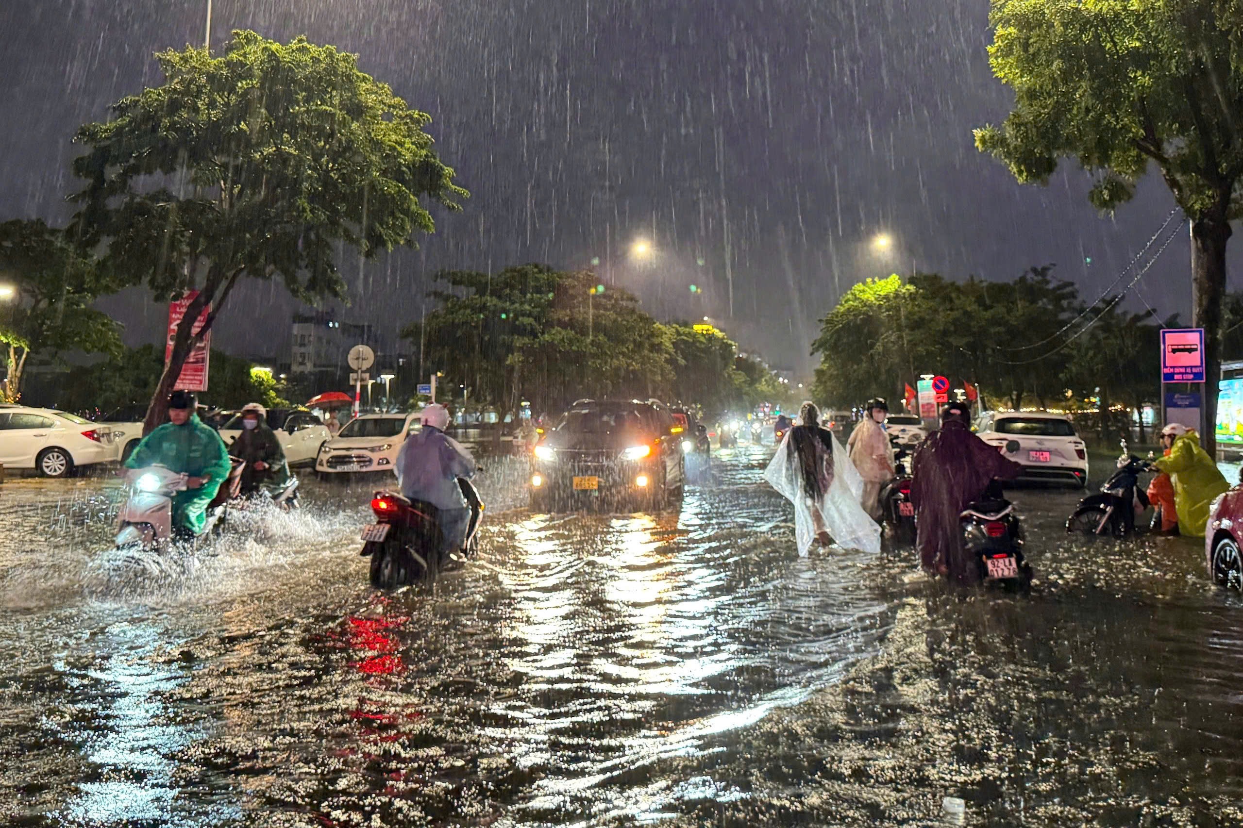 Đường phố Đà Nẵng ngập sâu sau trận mưa xối xả