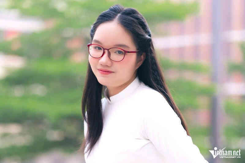 Nữ sinh Hà Nội với ‘cú ăn ba’ thủ khoa chuyên Anh thi lớp 10