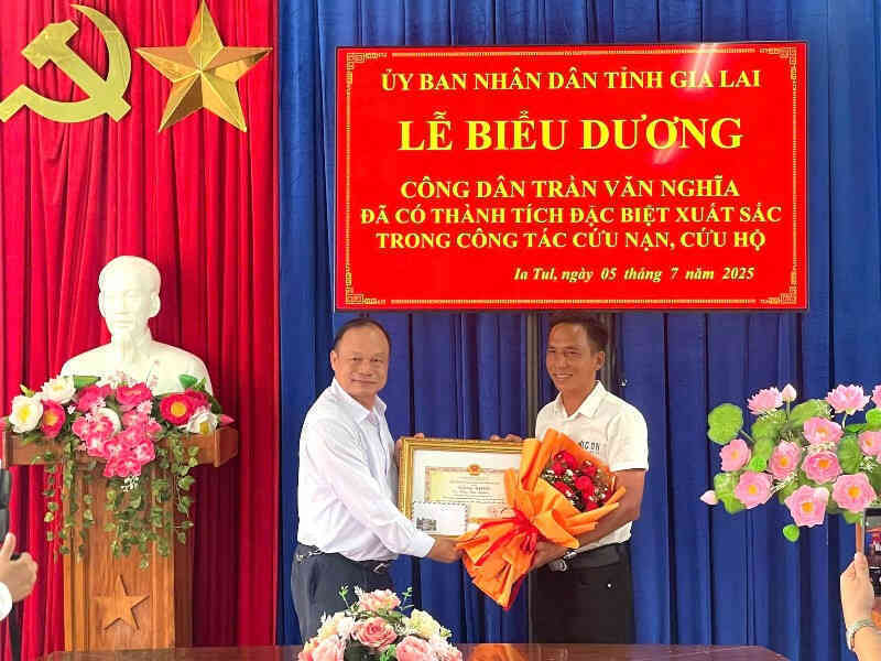 Tặng bằng khen cho người dùng drone giải cứu 2 bé mắc kẹt giữa nước xiết