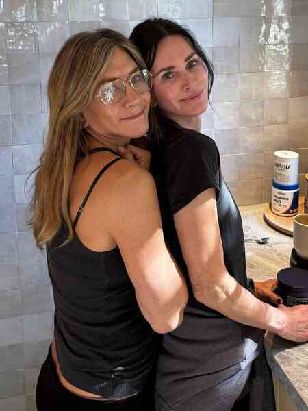 Tình bạn 30 năm của Jennifer Aniston và Courteney Cox