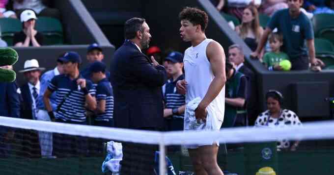 Trận đấu bị hoãn gây khó hiểu ở Wimbledon
