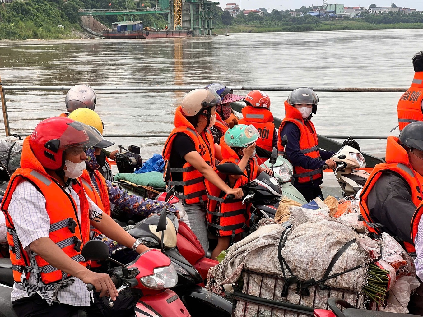 Vận hành lại phà quân sự ở khu vực cầu Phong Châu