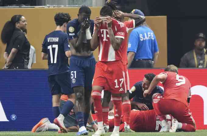 Chân của Musiala gãy gập trong trận thua PSG