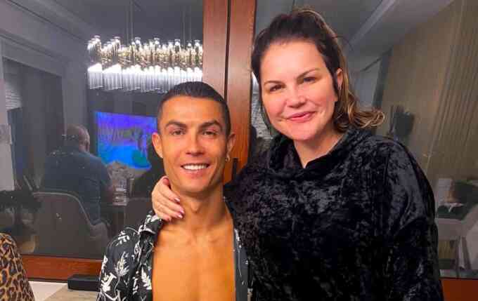 Chị gái Ronaldo: `Xã hội giờ toàn những kẻ cuồng tín`