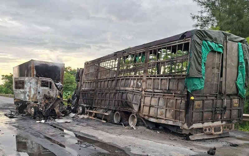 Hiện trường kinh hoàng vụ xe container đấu đầu xe tải, 2 người thương vong