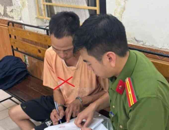 Người cha bị tạm giữ vì bạo hành con trai
