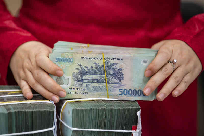 Ông lão 71 đến ngân hàng rút 7 tỷ đồng, nhân viên ngân hàng lập tức thấy chuyện bất thường