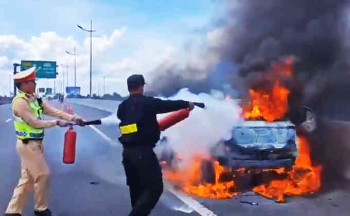 Ôtô cháy trơ khung trên cao tốc Trung Lương