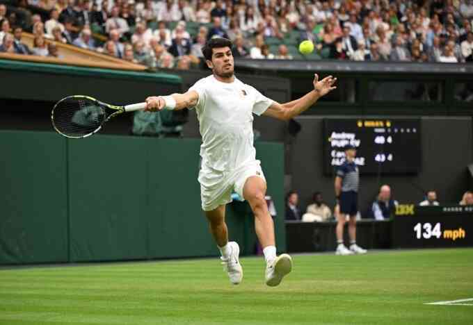 Alcaraz vào tứ kết Wimbledon