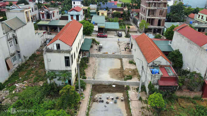 Ba hộ dân xây tường chặn đường vào khu dân cư