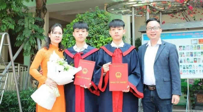 Hai anh em song sinh giành ngôi thủ khoa, á khoa trường chuyên Hạ Long