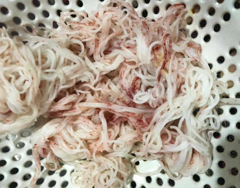 Hộ dân lo lắng khi bún mua từ hàng quen chuyển thành màu đỏ