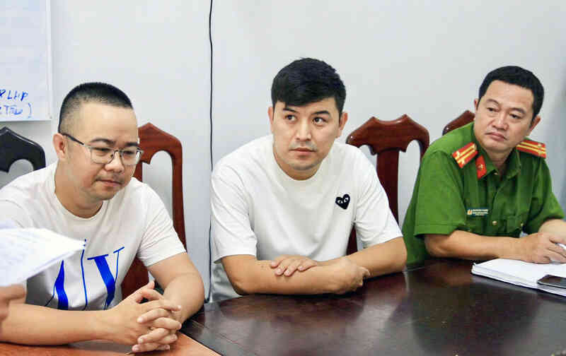 Nam du khách nước ngoài mừng rỡ khi nhận lại gần 80 triệu đồng đánh rơi