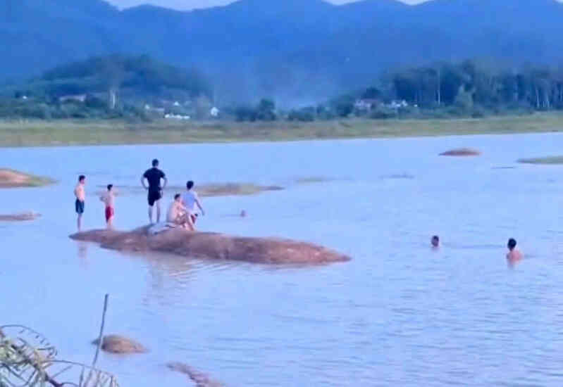 Ba nam sinh sảy chân rơi vào vùng nước sâu, chỉ cứu được 1 em