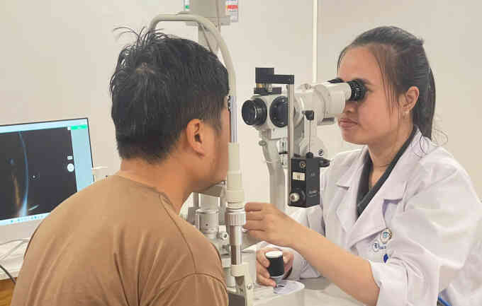 Bóng đèn nổ văng mảnh thủy tinh vào mắt gây thủng nhãn cầu