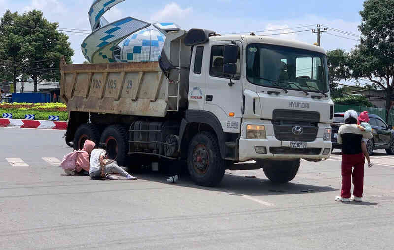 Cô gái tử vong dưới bánh xe tải, nam thanh niên gục khóc tại hiện trường