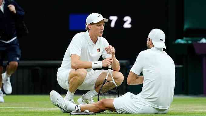 Dimitrov bỏ cuộc khi dẫn Sinner hai set ở Wimbledon