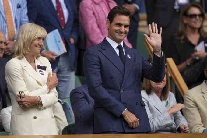 Djokovic thắng ngược trong ngày Federer tới xem