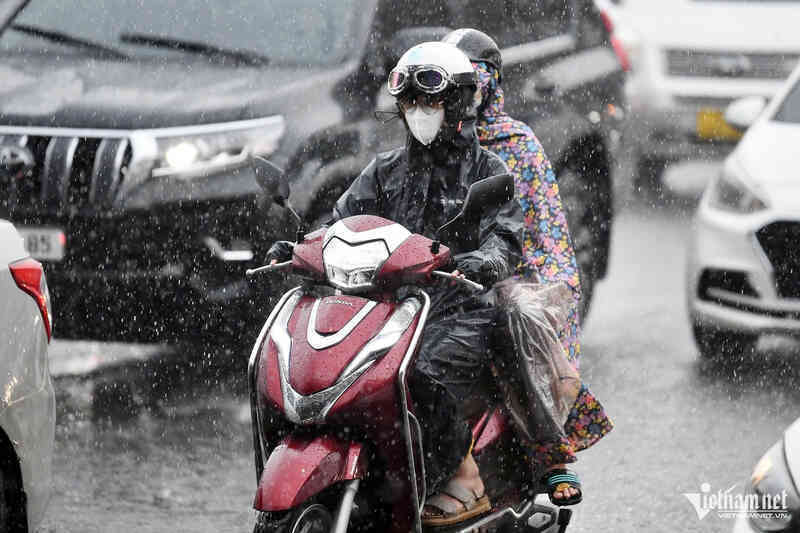 Dự báo thời tiết 8/7/2025: Miền Bắc nắng oi trước khi hứng đợt mưa lớn xối xả