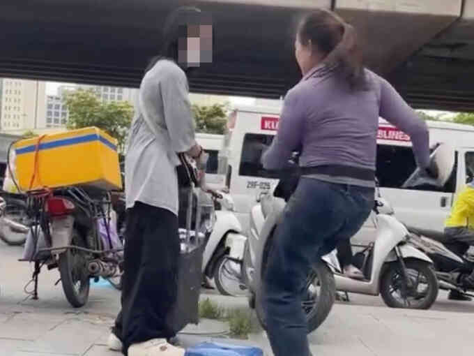 Người bán trà đá bị phạt tiền vì đuổi cô gái đứng chờ xe ở vỉa hè