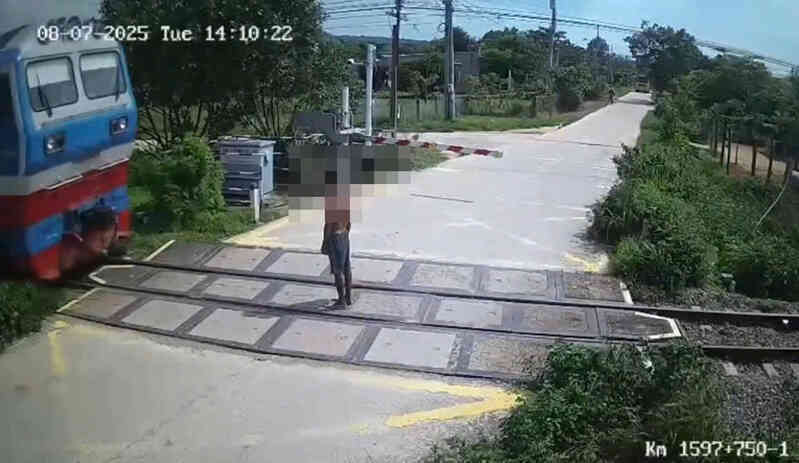 Ra giữa đường ray khi gác chắn đã hạ, người đàn ông bị tàu tông tử vong tại chỗ