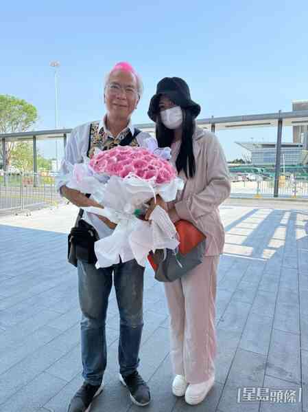 Tài tử 75 tuổi đón bạn gái ra tù