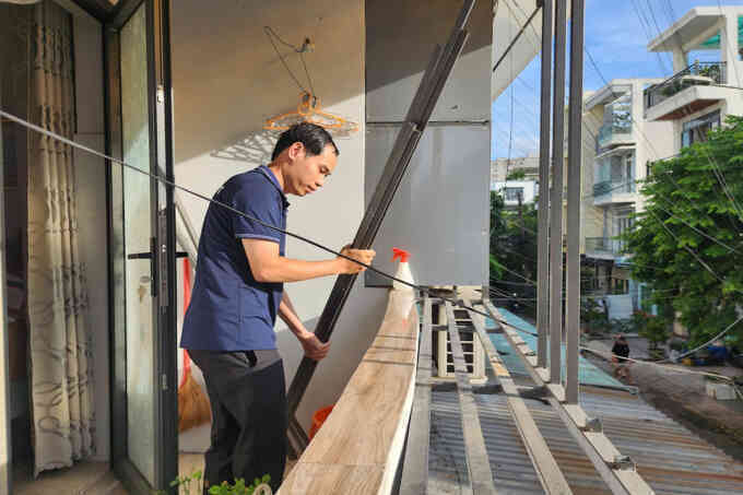 Tháo dỡ `chuồng cọp`, hàng rào ở cư xá cháy khiến 8 người tử vong